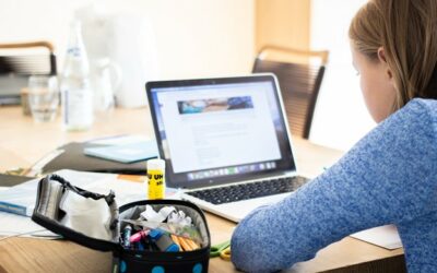 Ákos rendhagyó osztályfőnöki óra sorozata az internet veszélyeiről a Quadron Facebook oldalán